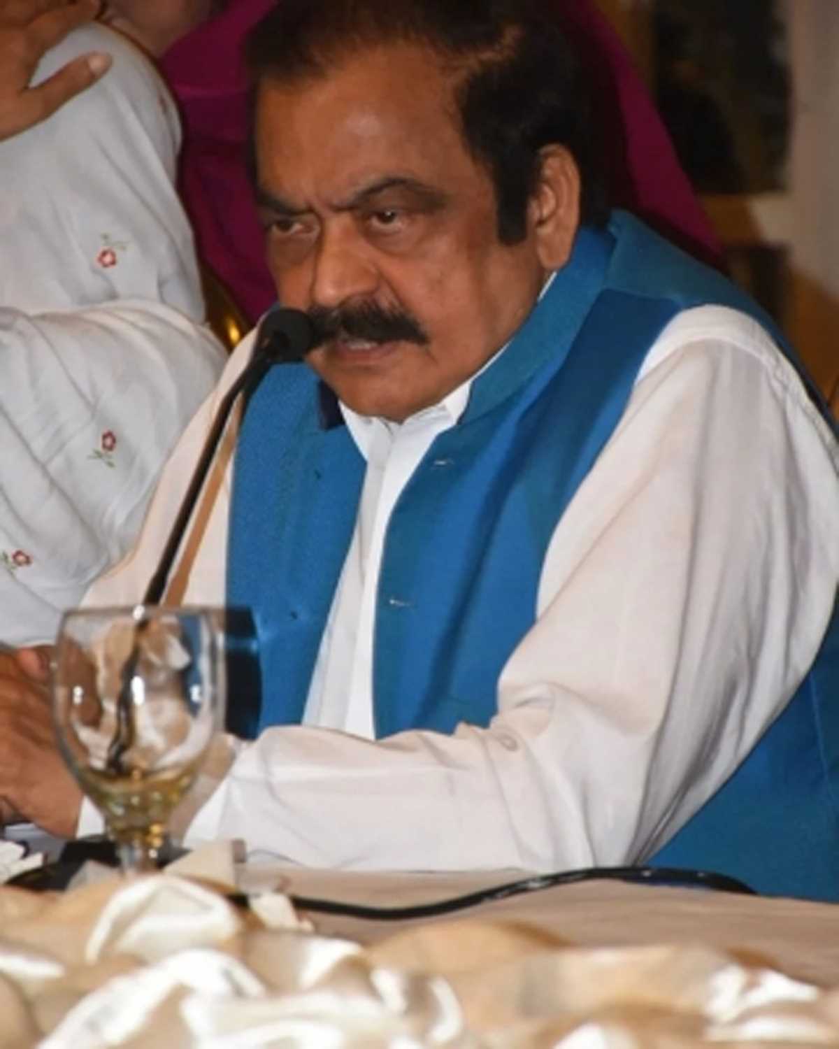 इमरान अपनी मांग के मुताबिक एफआईआर चाहते हैं : पाक गृहमंत्री